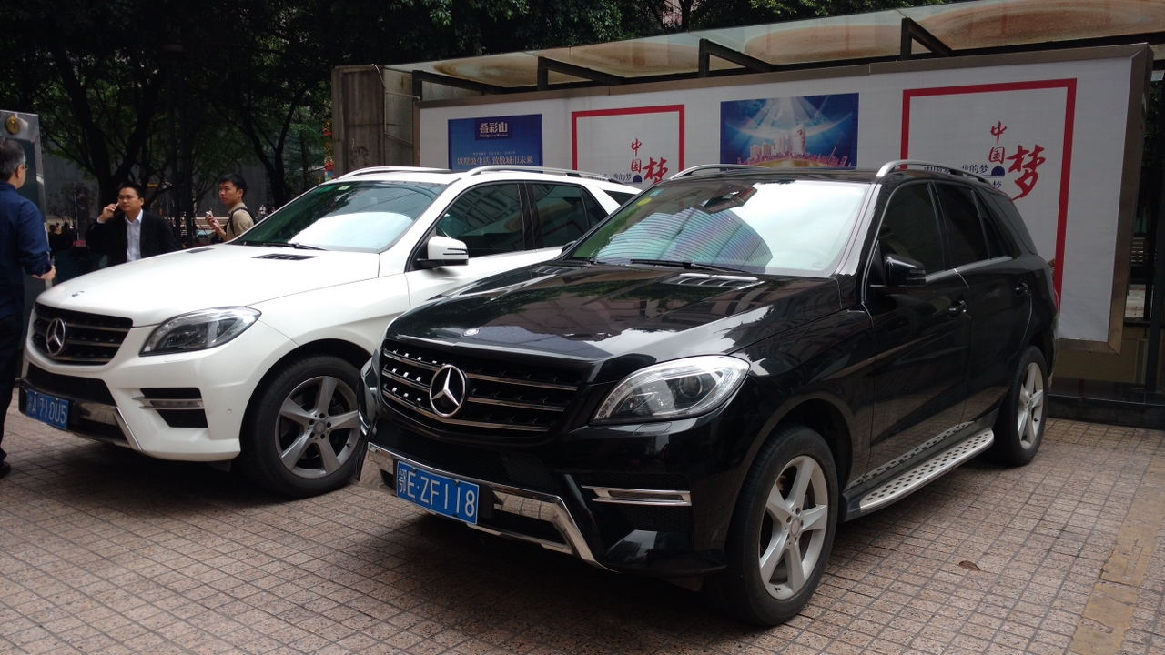 É normal ver SUVs de luxo aos montes nas ruas de Pequim. Aqui dois Mercedes-Benz GLE novinhos (foto: Flavio R. Silveira)